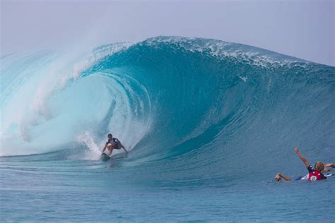 Catching waves at “Pipeline” in Hawaii