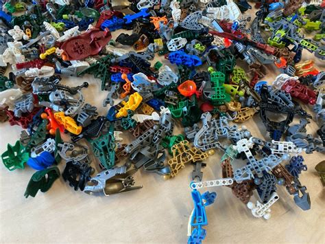 Huge bundle of 8.6 pounds LEGO Bionicle pieces