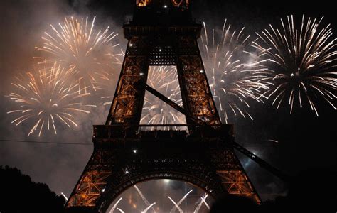 Eiffel Tower glitters and dazzles for New Year's Eve