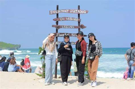 Pantai Slili: Harga Tiket Masuk, Rute dan Daya Tarik Wisata - Kota Jogja