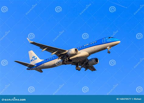 KLM Cityhopper Embraer 190 Clear Sky Editorial Photography - Image of plane, approach: 168470577