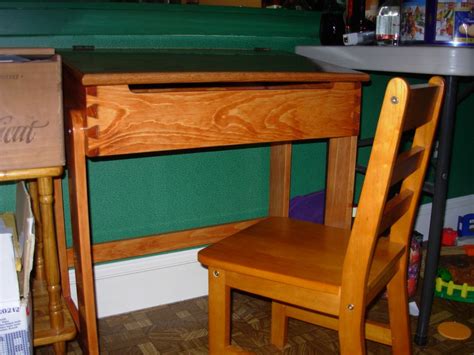 HandymanWire - Building a Child's Desk