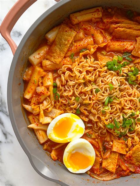 Tteokbokki with Ramen (Rabokki) - Cook With Dana