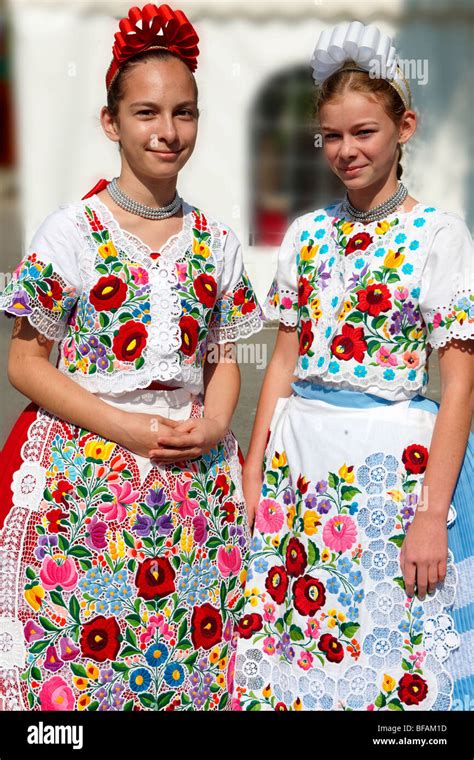 20+ Hungarian Traditional Dress : Free Coloring Pages