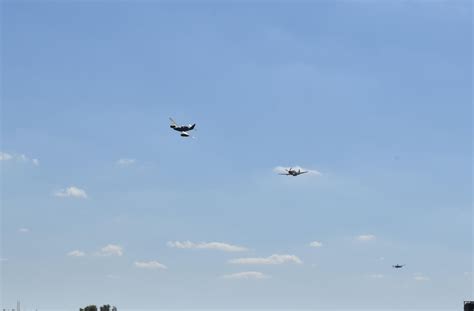 Epic air show demo, ME-262 vs P-51 Wings over Houston : r/aviation