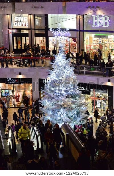 157 Families Shopping Mall During Christmas Images, Stock Photos & Vectors | Shutterstock