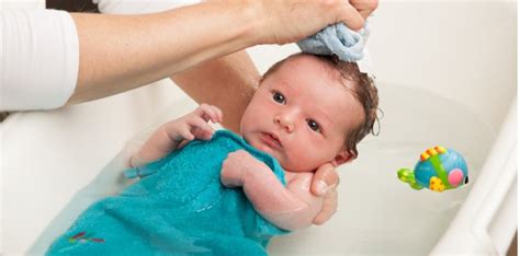 How to Bathe a Newborn: What Products and Techniques to Use