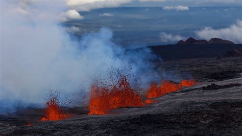 As Mauna Loa Erupts, Officials Warn of Air Hazards - The New York Times