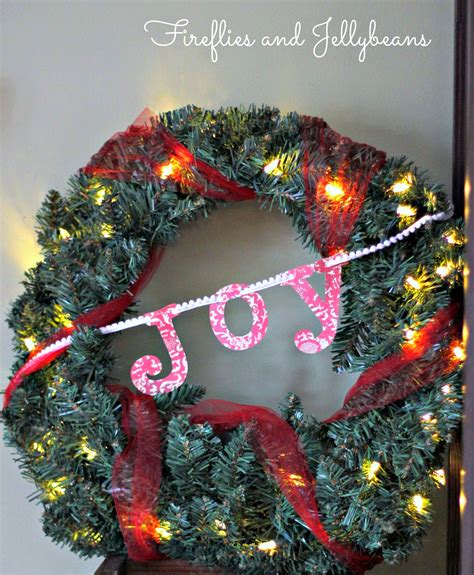 Fireflies and Jellybeans: Simple Classic Christmas Wreath