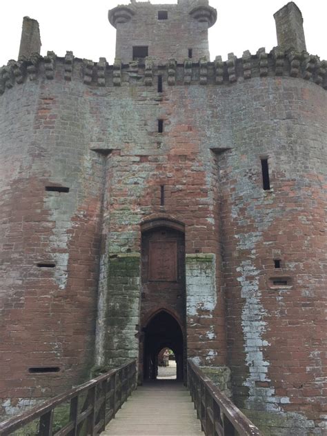 Medieval Scottish Castles: Looking In - Diane Magras