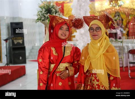 Colorful minangkabau wedding hi-res stock photography and images - Alamy