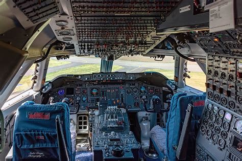 Cockpit view KLM Boeing 747-400 :: Behance