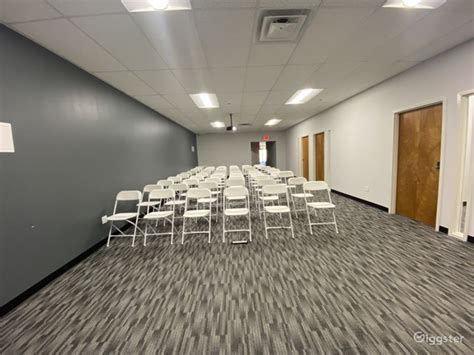 Corporate Meeting room with projector | Rent this location on Giggster