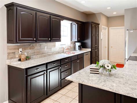 How to make brown kitchen cabinets look modern? ★ What color goes with brown cabinets?