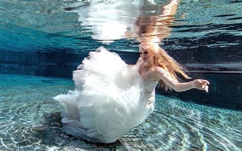 This couple's underwater wedding photos are incredible … | Wedding Journal