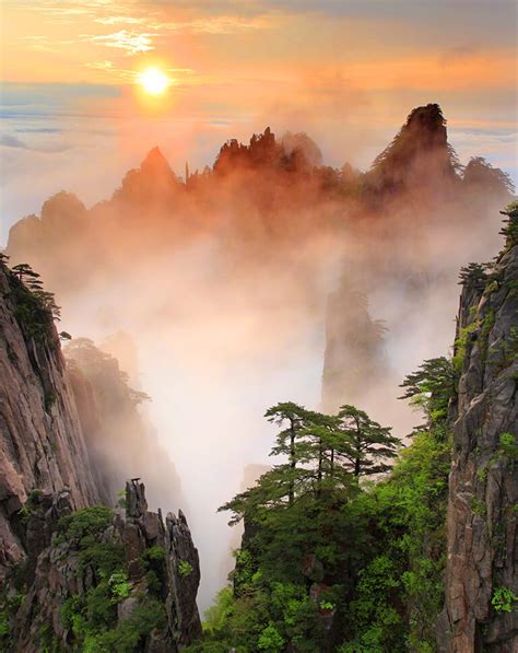 Watch Huangshan Sunrise While Hiking the Yellow Mounatin 2025