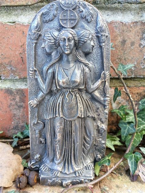 Hecate Statue/ Bronze Metal/ Hekate Statue/ Hekate Altar/ Oak Leaves/ Hekate Covenant - Etsy