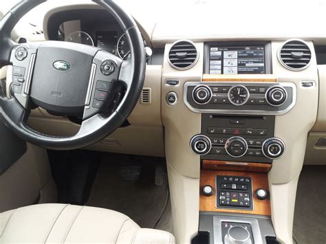 Land Rover Discovery 4 - Interior | Land rover, Land rover discovery, Jaguar land rover