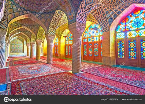 Dentro da mesquita Pink, Shiraz, Irão — Fotografia de Stock Editorial © efesenko #176780834