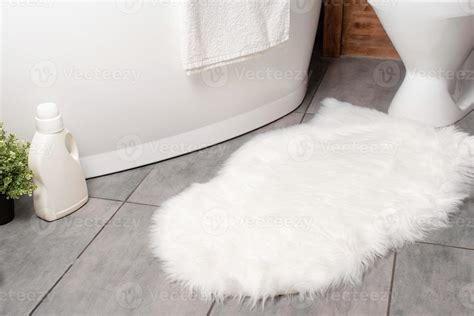 fluffy white rug in ordinary bathroom, mockup design 15904357 Stock ...