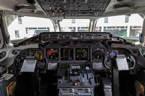 Boeing 717-200 Cockpit : r/aviation