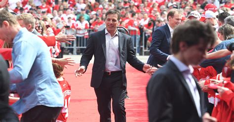 Chris Chelios leaves Detroit Red Wings to return to Chicago.