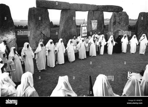 Modern Druids continue to celebrate an annual ritual at Stonehenge Wiltshire Stock Photo - Alamy