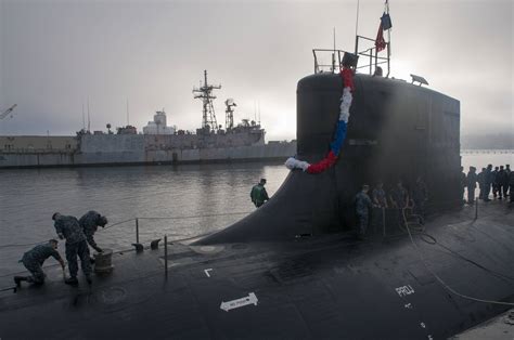 The fast-attack submarine USS Seawolf (SSN 21) pulls pierside at Naval Base Kitsap [4,288× 2,848 ...