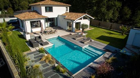 Construire une maison moderne à étage avec une piscine pour famille nombreuse sur LEOGNAN ...