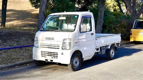 Mid-Engined Suzuki Carry With 4WD Is An Adorable Kei Truck