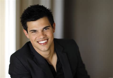 2K, taylor, men, lautner, smiling, smile, actor, celebrity HD Wallpaper