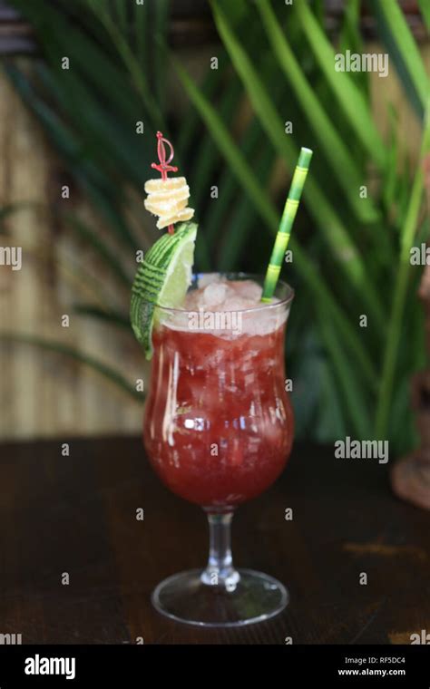 Tiki bar bars hi-res stock photography and images - Alamy