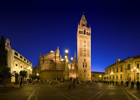 File:Plaza Virgen de los Reyes, Seville, Spain - Sep 2009.jpg - Wikimedia Commons