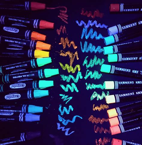 How to Create Glowing Black Light Art - Teaching Guide for Black Light Art