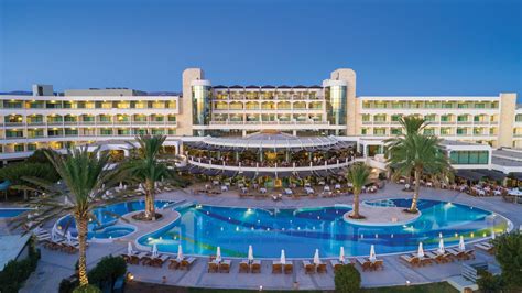 A seaside luxury hotel in Paphos, Cyprus || Athena Beach Hotel