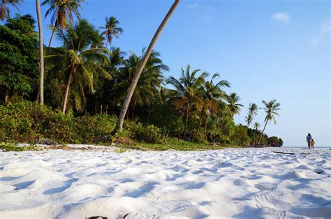 Pantai Pasir Putih Indonesia Yang Mengagumkan - LiburMulu.Com