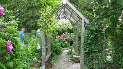 30 Arbor, Trellis, & Obelisk Ideas for Home Gardens