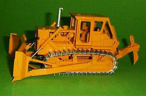 RR04 Komatsu 1:50, D 355 A mit Kabine und Aufreißer und Metallketten (Metall und Resin), RR Models