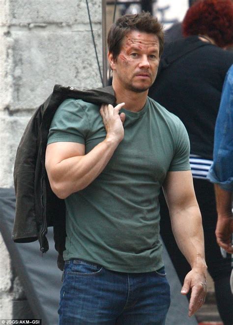 Mark Wahlberg displays bloody face and bulging biceps on the Detroit set of Transformers 4 ...