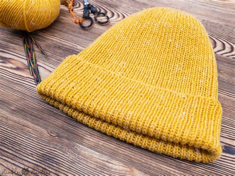 Easy men's beanie knitting pattern [Free + step by step instructions]