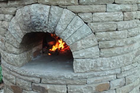 Building a dry stone pizza oven and making a pizza