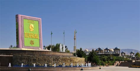 Aschgabat -Monument „Ruhnama“, das „elementarste Buch für alle Turkmenen“ Foto & Bild | asia ...