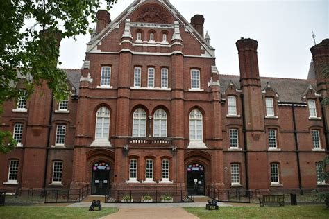 Portsmouth Museum & Art Gallery © N Chadwick cc-by-sa/2.0 :: Geograph Britain and Ireland