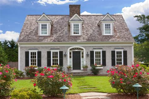 The 8 Types of Colonial Houses Explained (Plus 18 Photo Examples in America) - Home Stratosphere