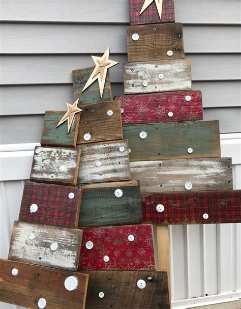 Pin by Sherry on Pallet diy | Pallet christmas tree, Pallet christmas, Christmas decorations diy ...