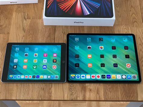 Size comparison between iPad 2017 and iPad Pro 2021 (4 photos). Double the weight but way more ...