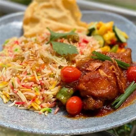 Resepi Nasi Minyak Hujan Panas Mudah Bersama Ayam Masak Merah, Acar Nenas Timun & Papadom ...