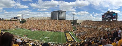 Kinnick Stadium - Facts, figures, pictures and more of the Iowa State Hawkeyes college football ...