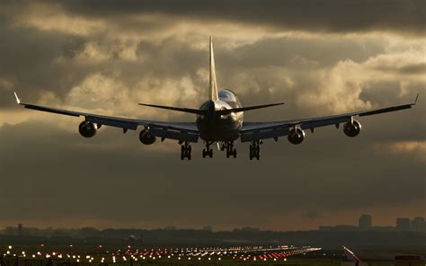 Boeing 747 Landing