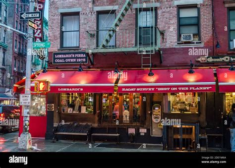 Lombardi's pizza new york hi-res stock photography and images - Alamy